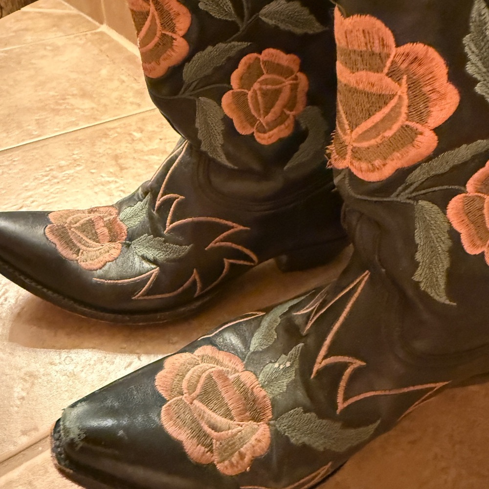 Manuel designer Emborded boots! Limited edition. Size 9 
95 of 100
